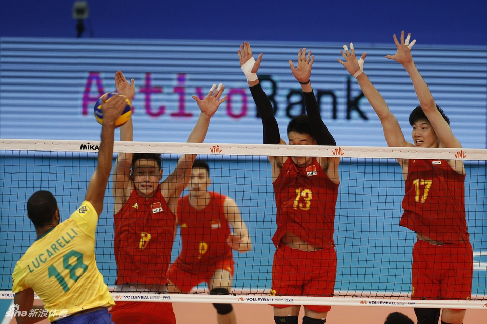 世联中国男排0-3不敌巴西队