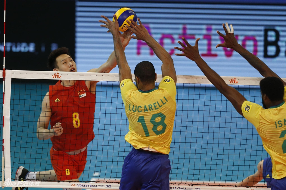 世联中国男排0-3不敌巴西队