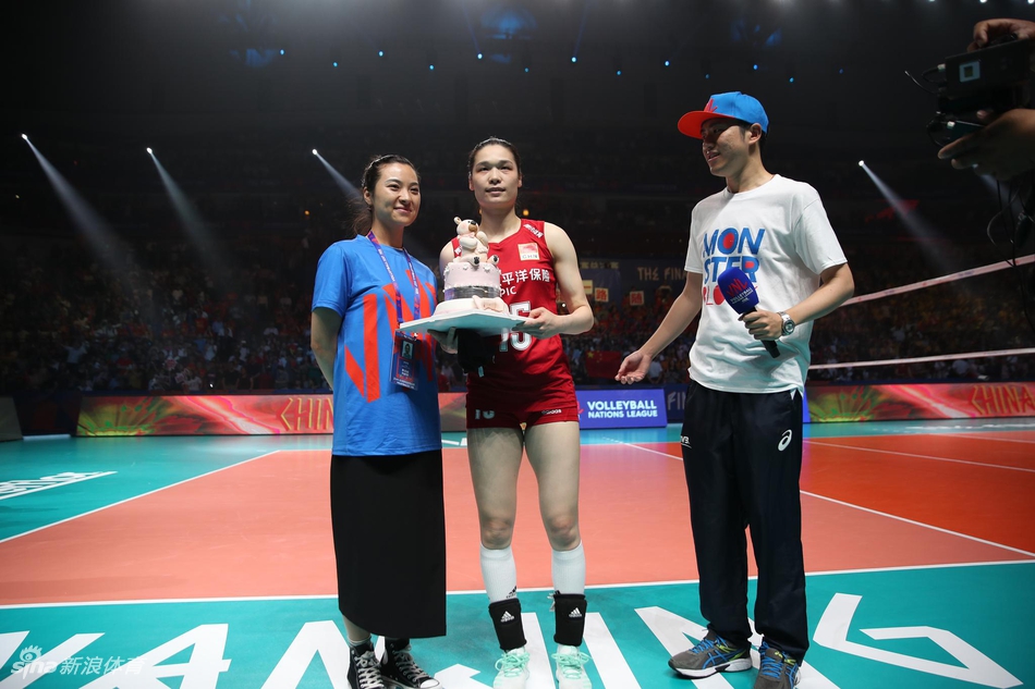 中国女排大胜林莉迎27岁生日