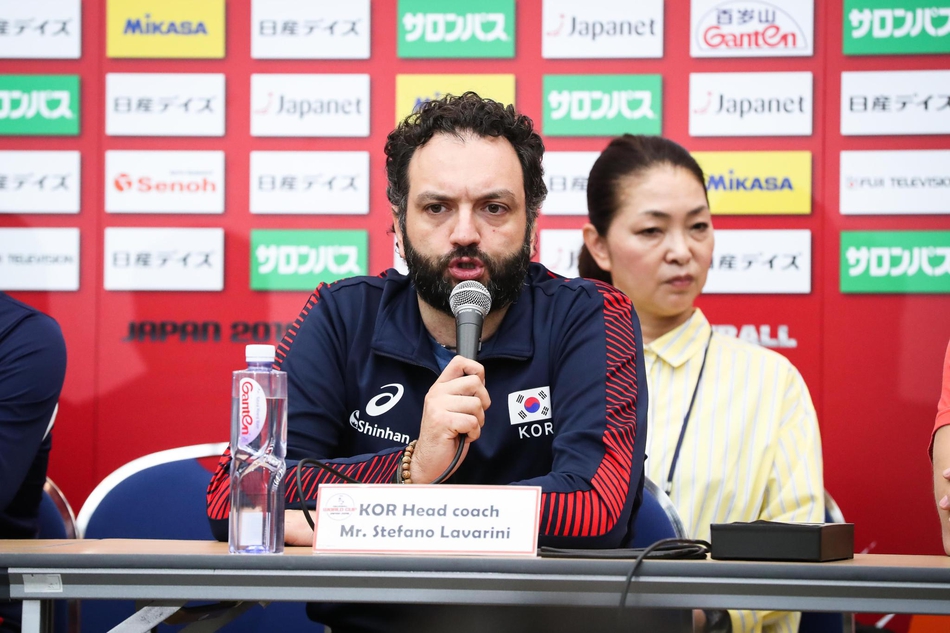 郎平出席女排世界杯赛前发布会