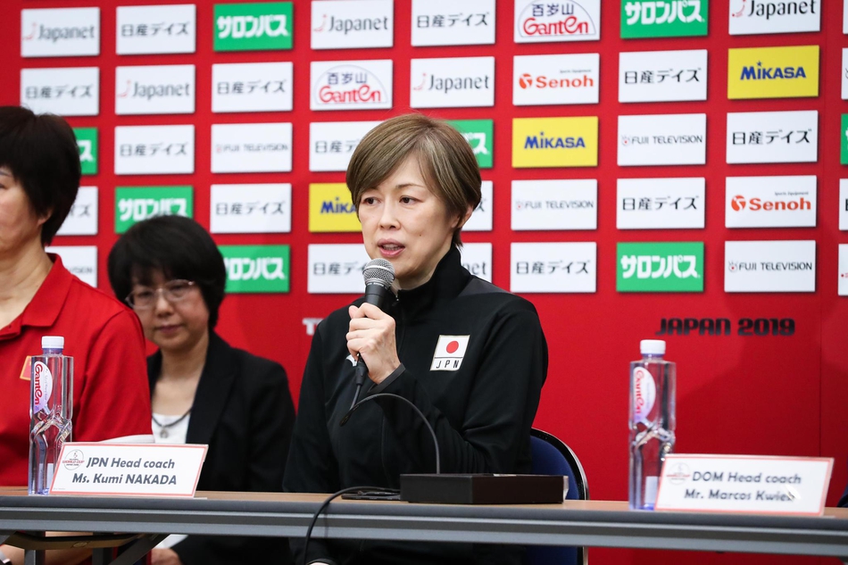 郎平出席女排世界杯赛前发布会