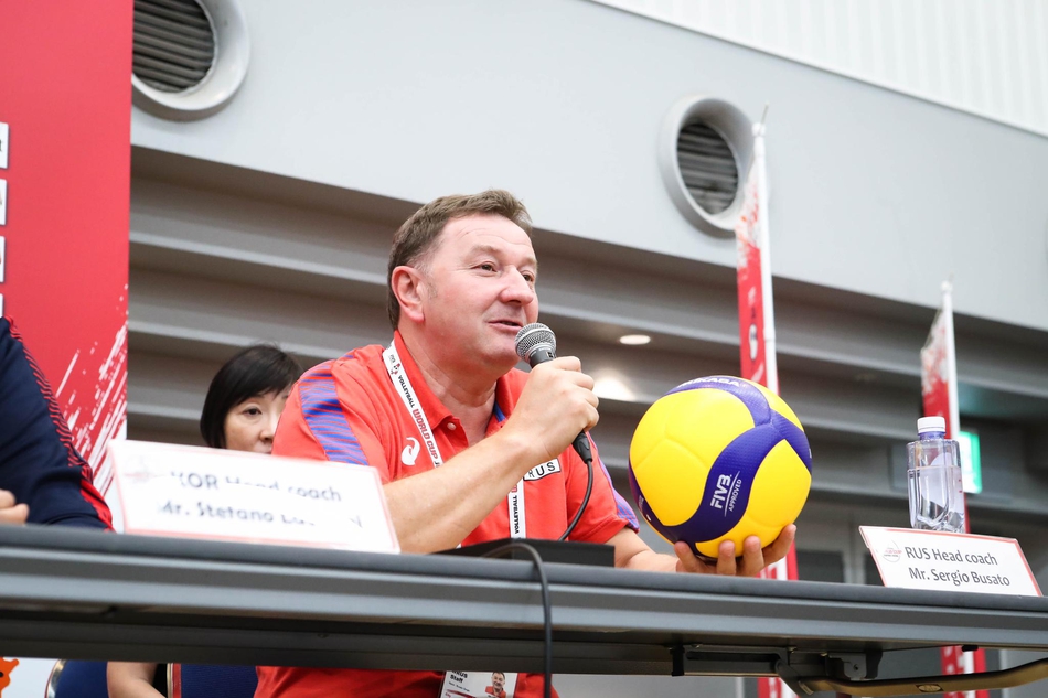 郎平出席女排世界杯赛前发布会