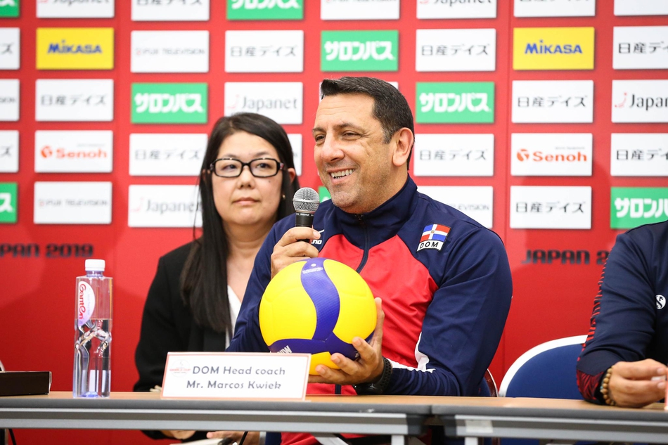 郎平出席女排世界杯赛前发布会