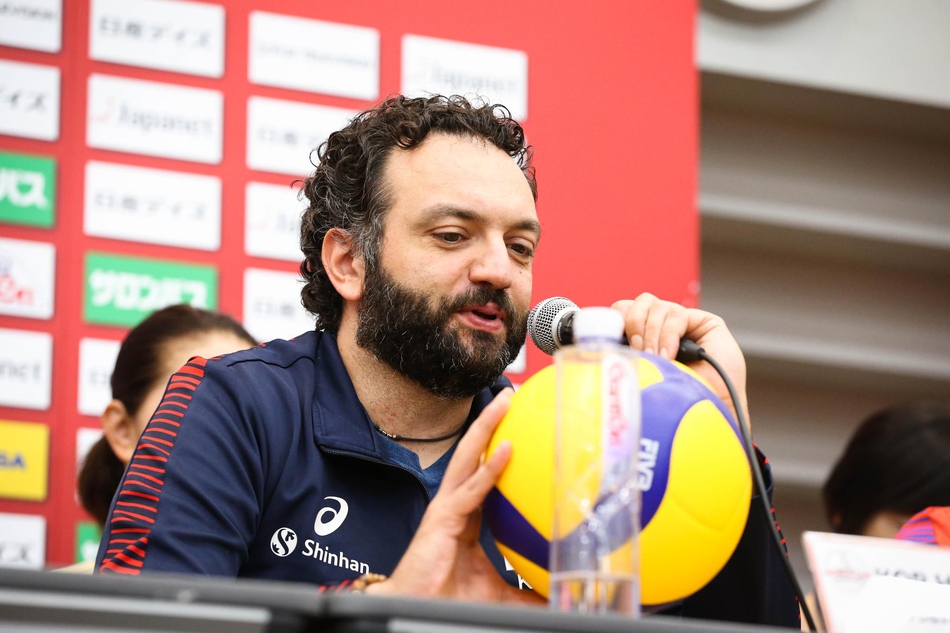 郎平出席女排世界杯赛前发布会