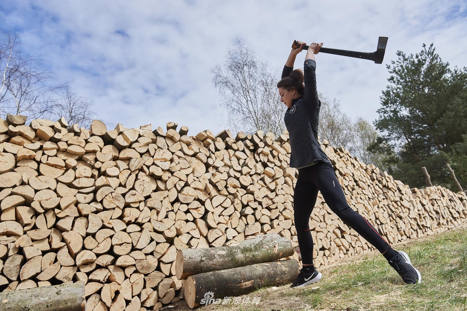 波兰运动员户外“扛树”训练