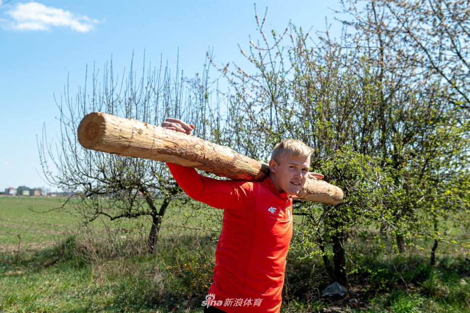 波兰运动员户外“扛树”训练