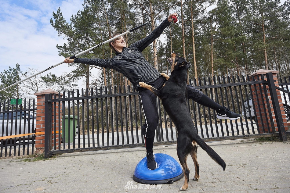 波兰运动员户外“扛树”训练