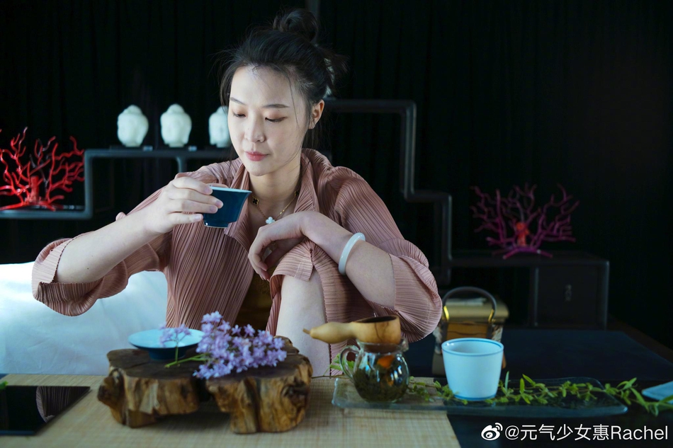 惠若琪春日游园忙里偷闲细弄茶