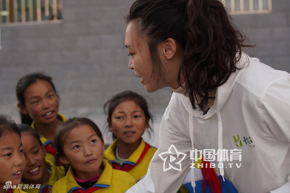 惠若琪携友再赴青海投身公益