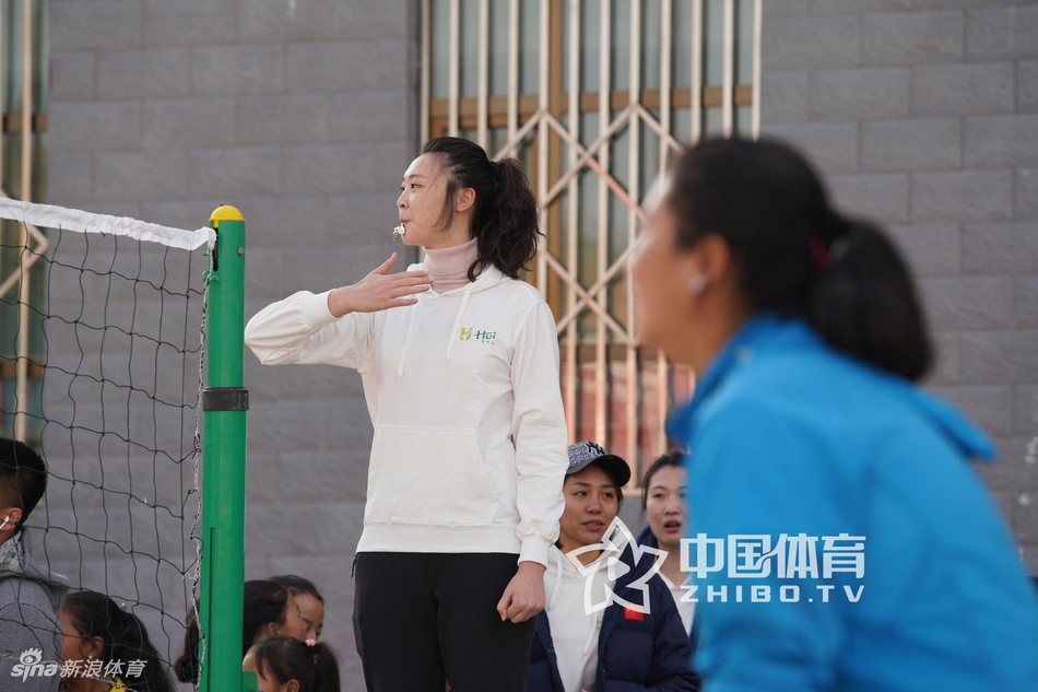 惠若琪携友再赴青海投身公益