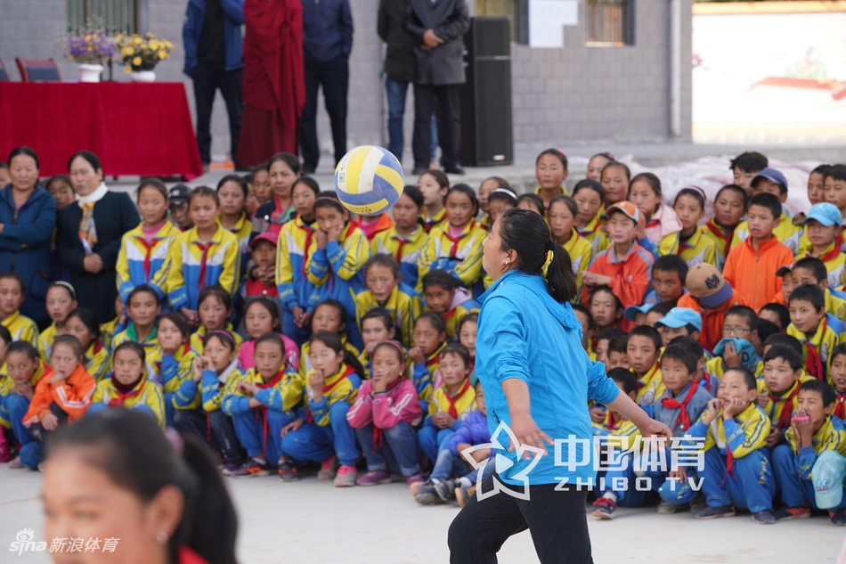 惠若琪携友再赴青海投身公益