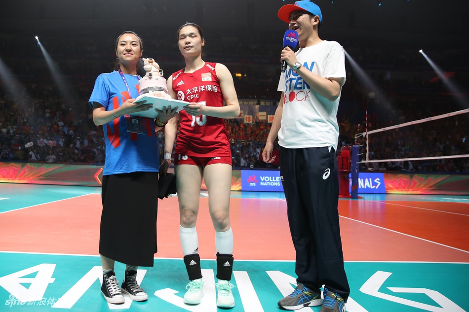 中国女排大胜林莉迎27岁生日