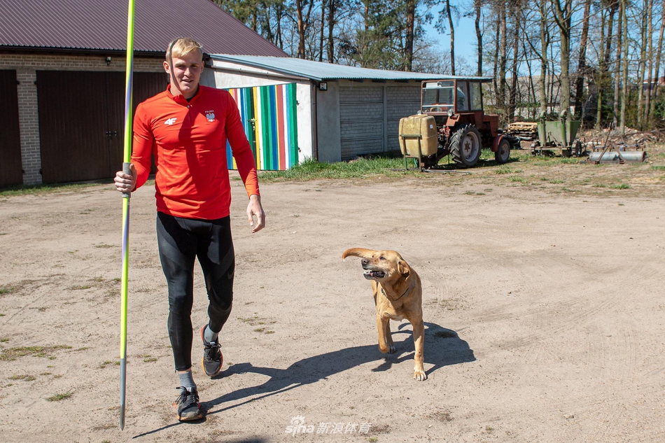 波兰运动员户外“扛树”训练