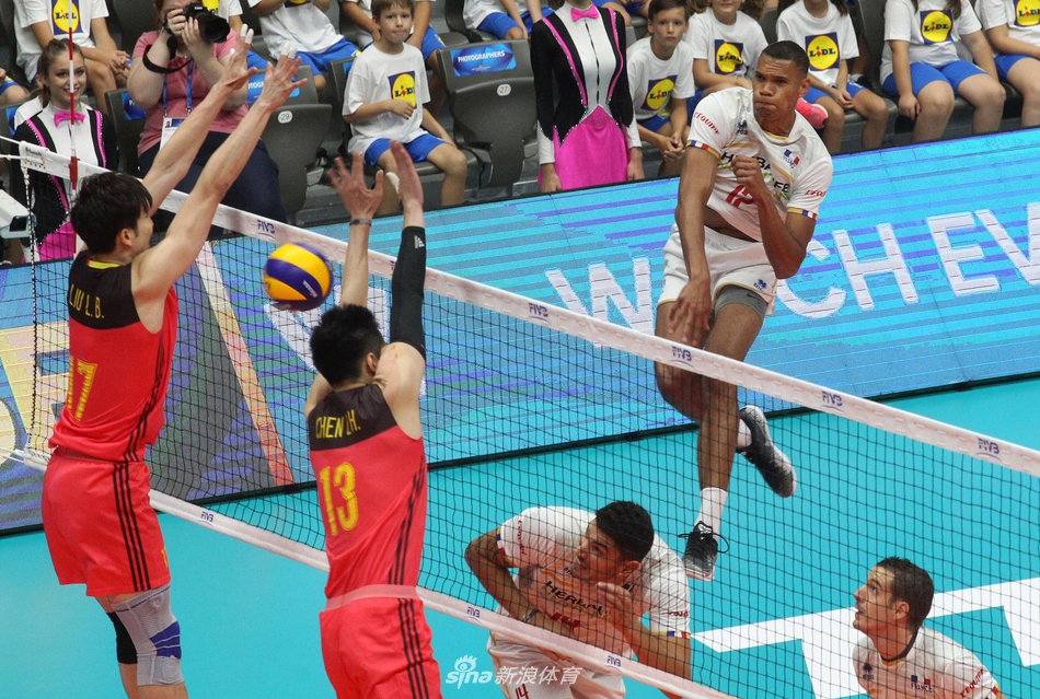 男排世锦赛中国队0-3不敌法国