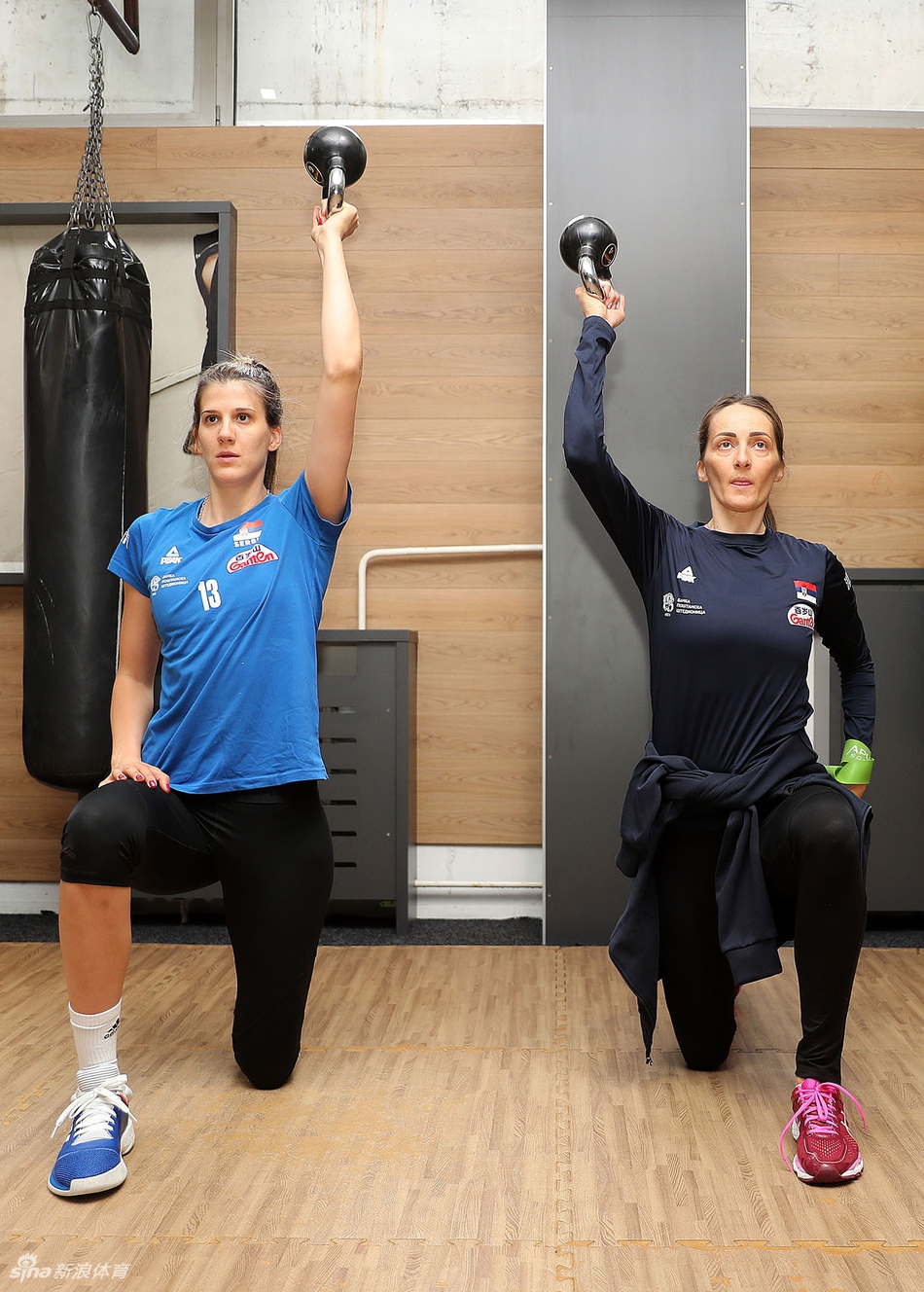 中国女排头敌塞尔维亚队集训