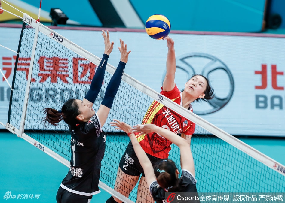 排超8强战北汽女排3-2逆转上海