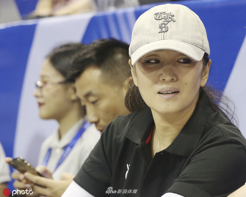 巩俐低调观中国女排出战奥资赛