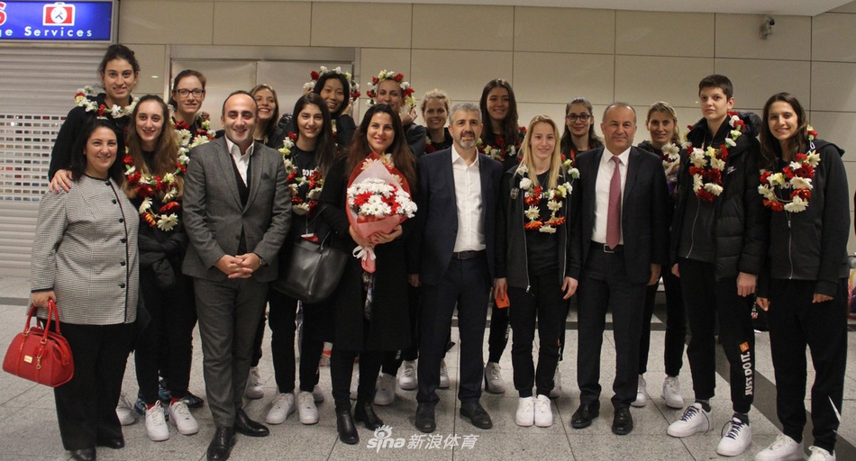 瓦基弗银行回国朱婷心情大好