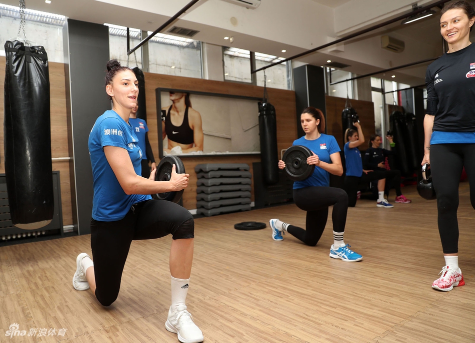 中国女排头敌塞尔维亚队集训