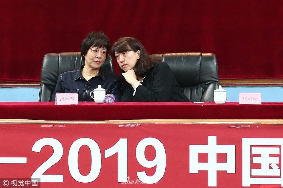 郎平袁心h观战女排联赛金牌战