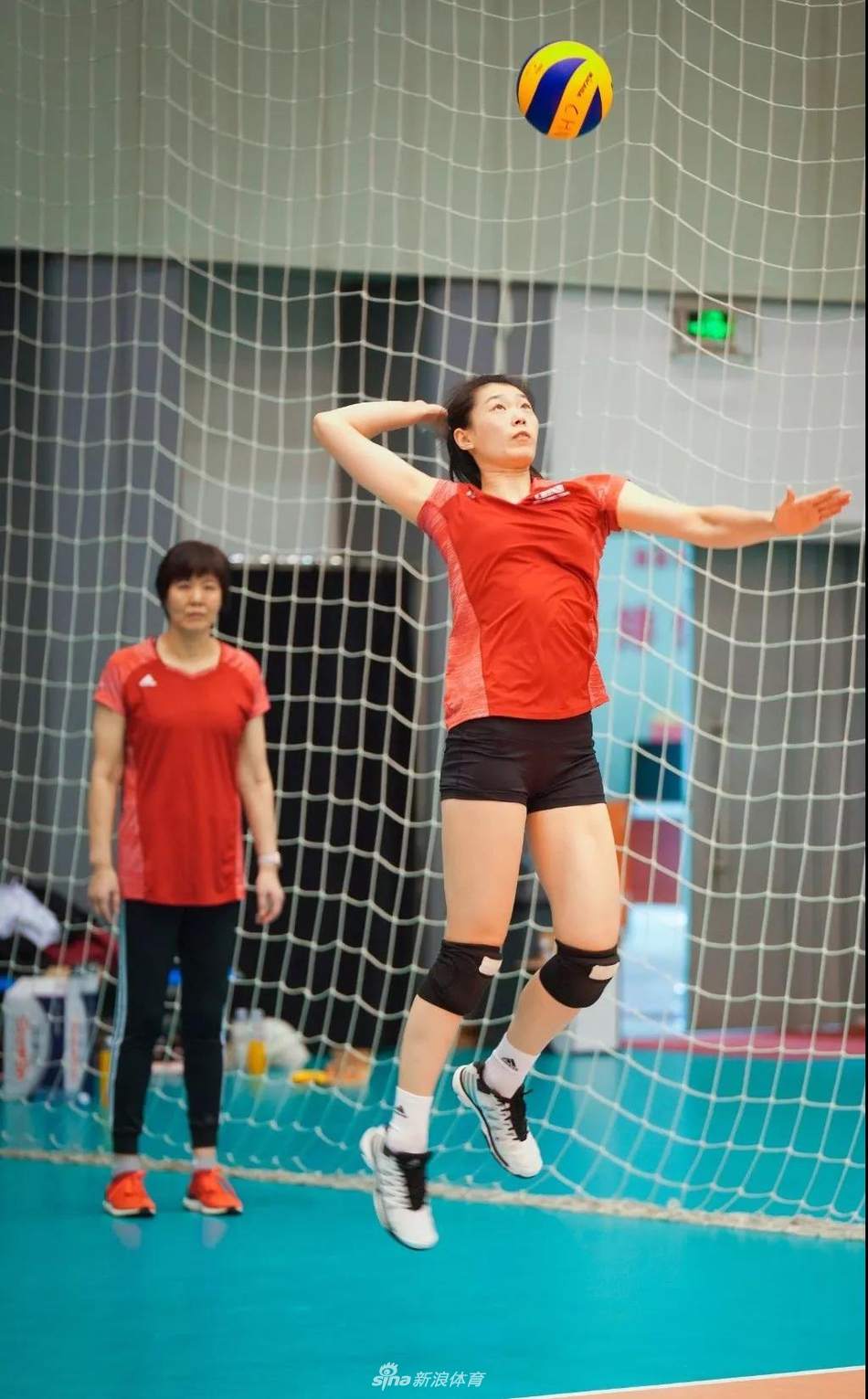 郎平回归中国女排监督队员集训