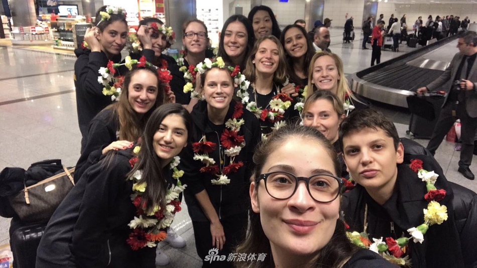 瓦基弗银行回国朱婷心情大好