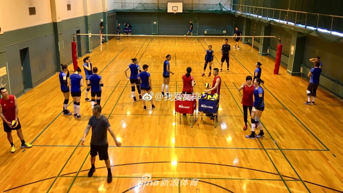 世锦赛中国女排首日训练图