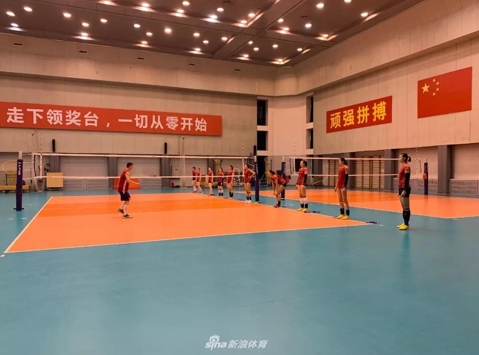 郎平回归中国女排监督队员集训