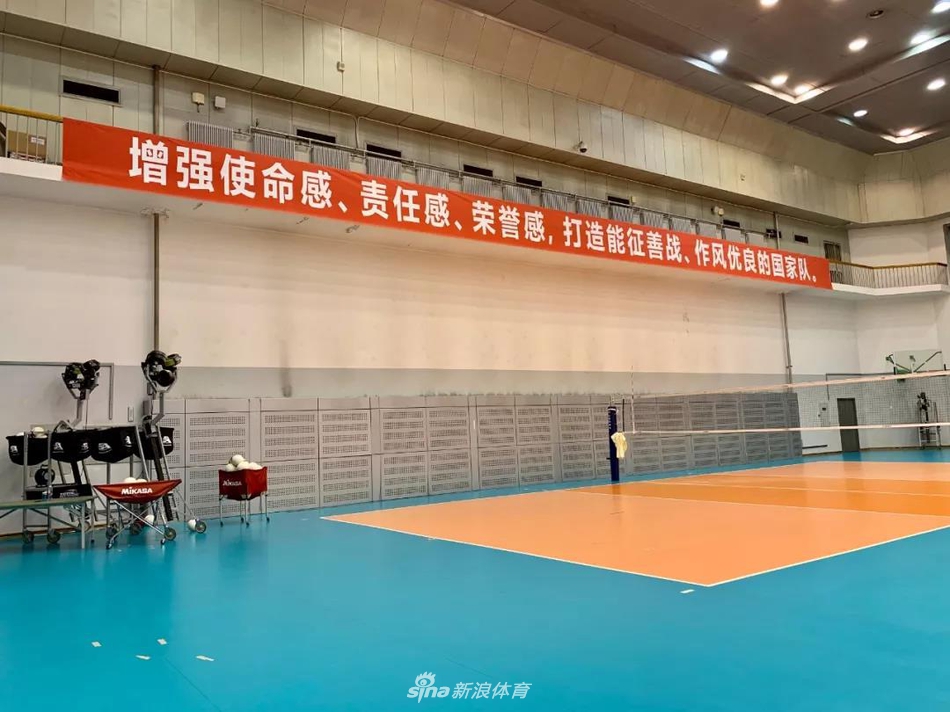 郎平回归中国女排监督队员集训