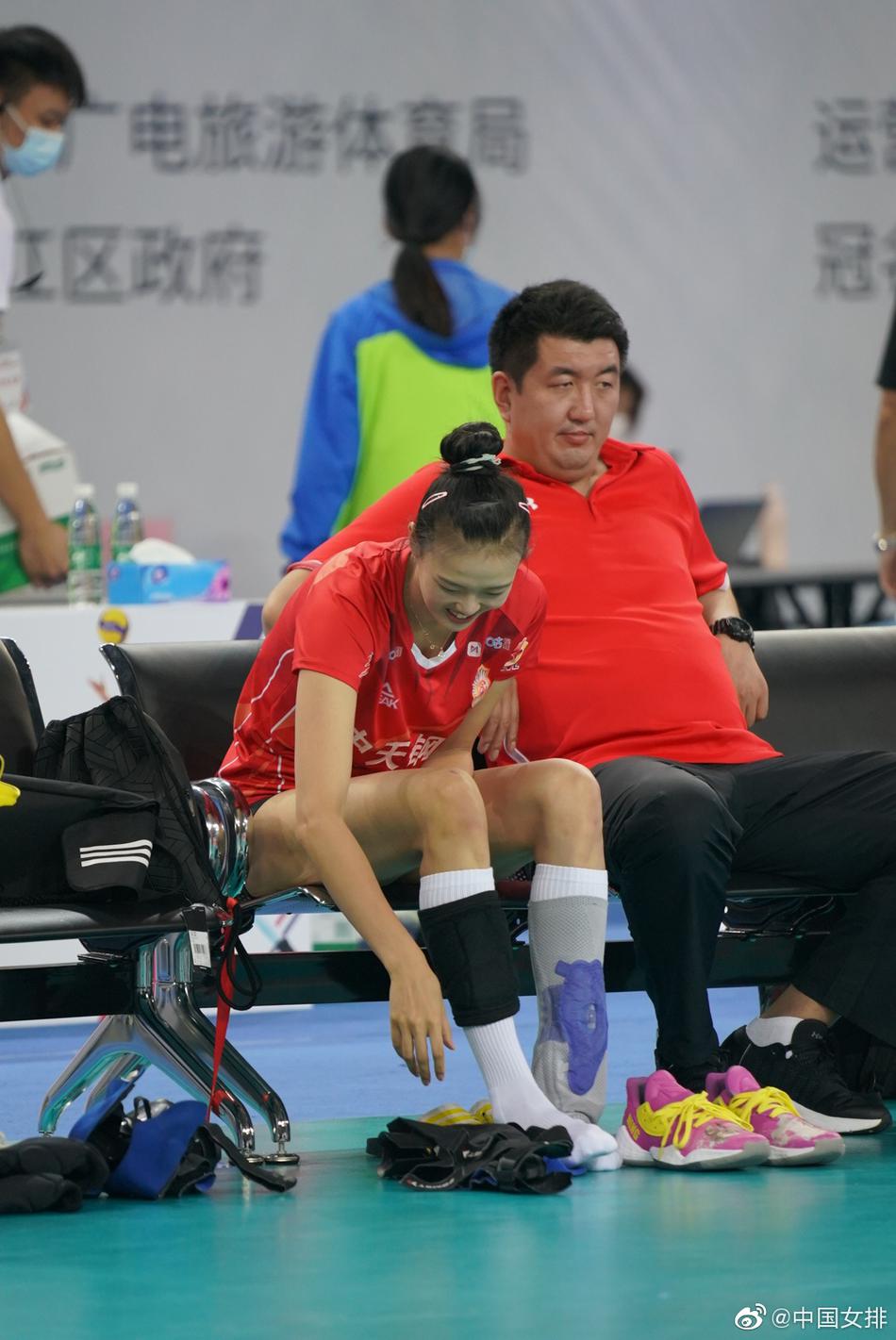 中国女排郑益昕“锁喉”龚翔宇