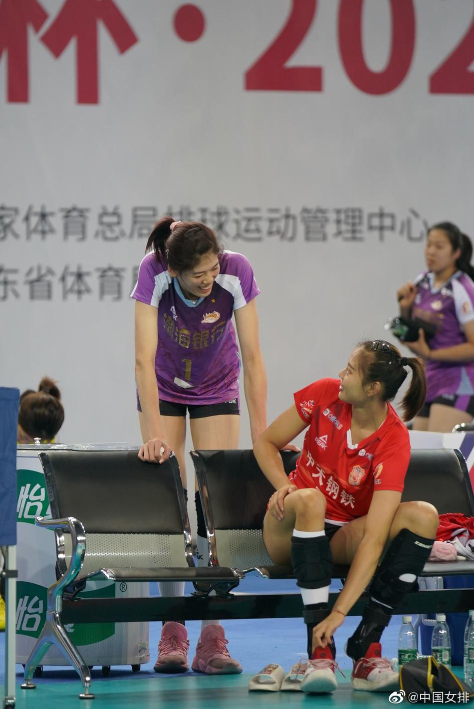 中国女排郑益昕“锁喉”龚翔宇