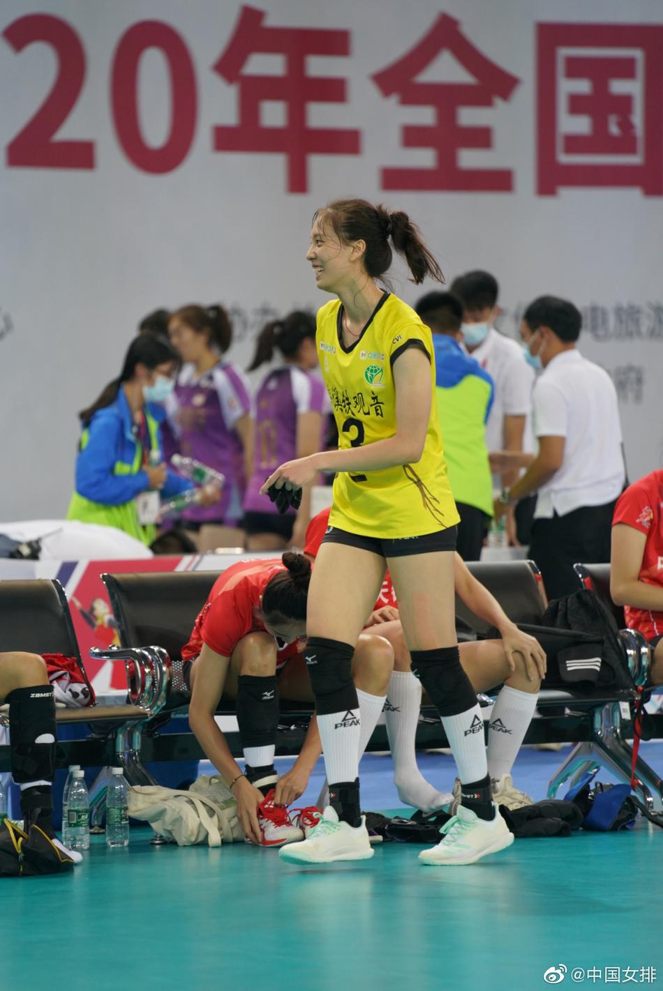 中国女排郑益昕“锁喉”龚翔宇