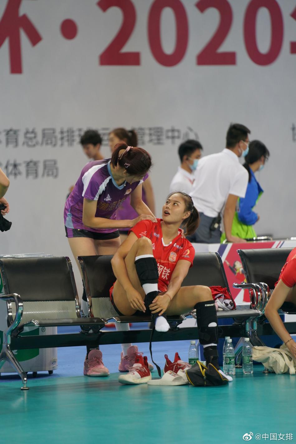 中国女排郑益昕“锁喉”龚翔宇