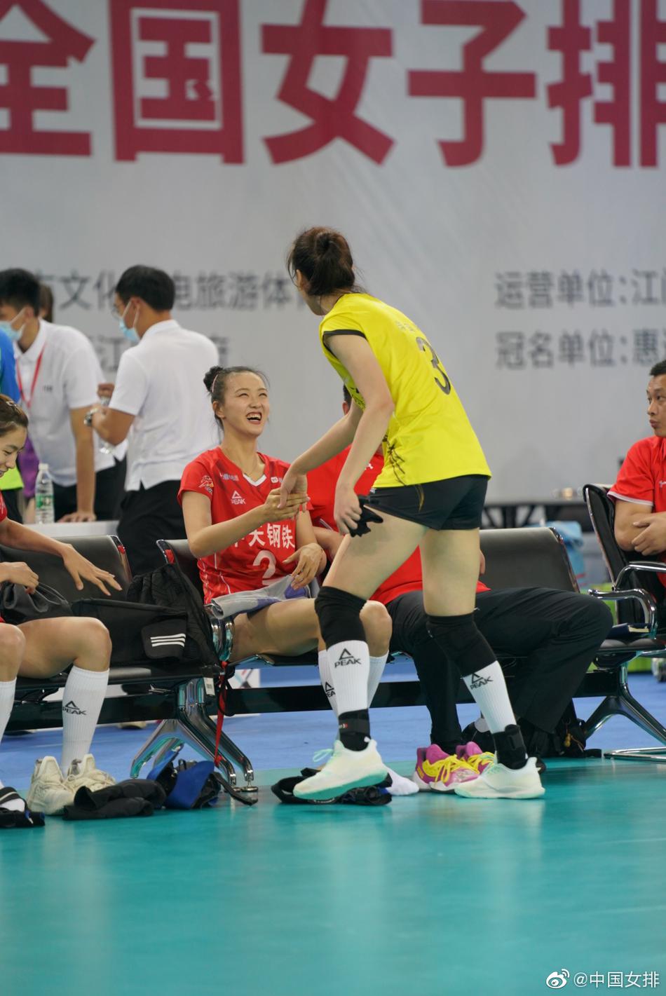 中国女排郑益昕“锁喉”龚翔宇