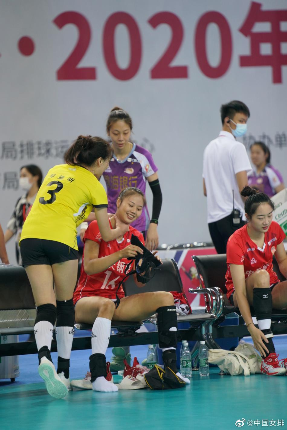 中国女排郑益昕“锁喉”龚翔宇