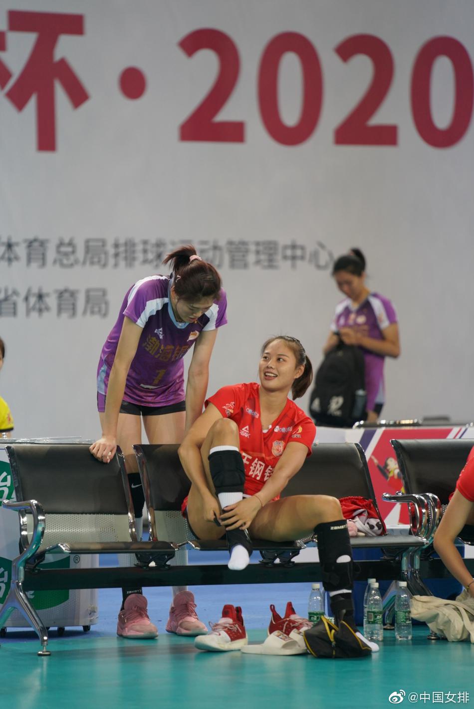 中国女排郑益昕“锁喉”龚翔宇