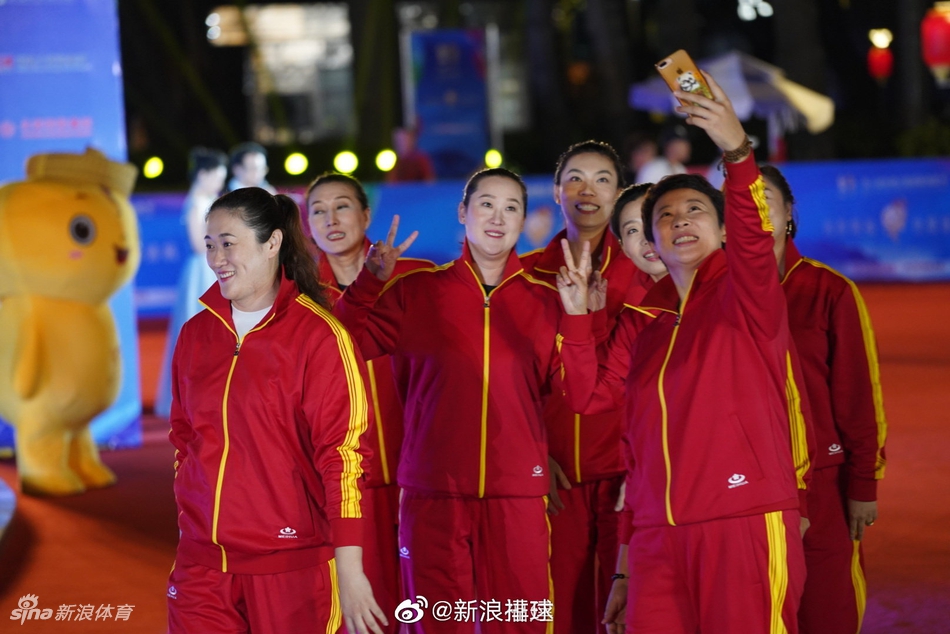 陈可辛与中国女排黄金一代出席活动