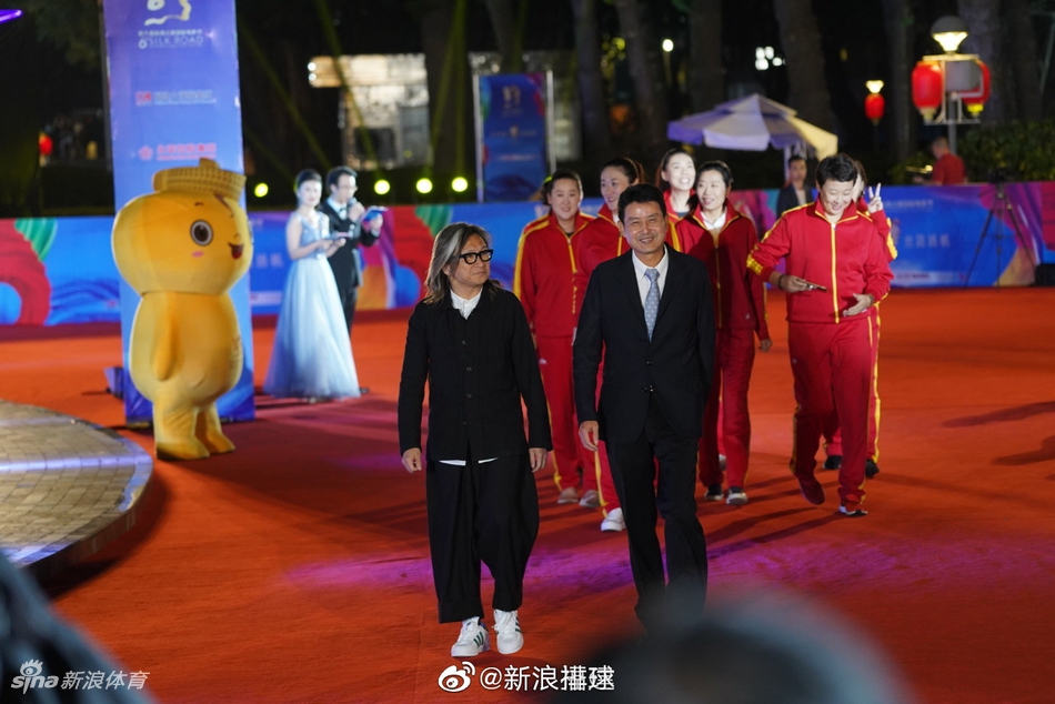 陈可辛与中国女排黄金一代出席活动