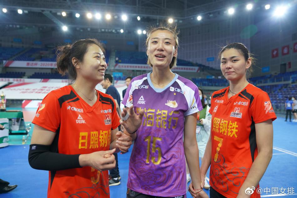女排全锦赛：国手姐妹花聊不停
