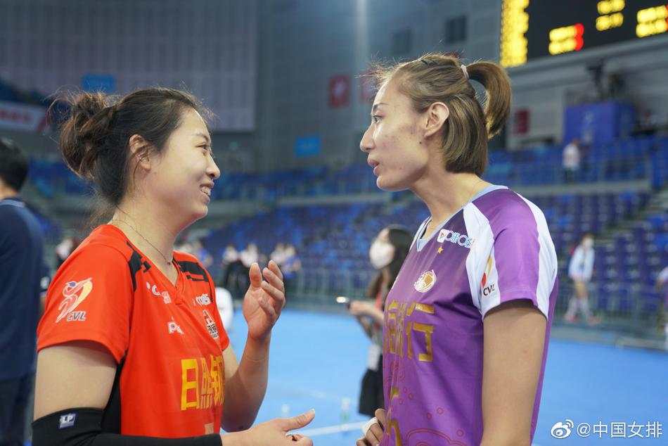 女排全锦赛：国手姐妹花聊不停