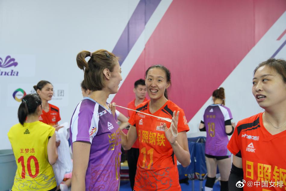 女排全锦赛：国手姐妹花聊不停