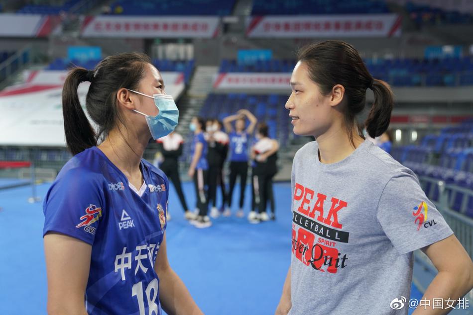 女排全锦赛：国手姐妹花聊不停