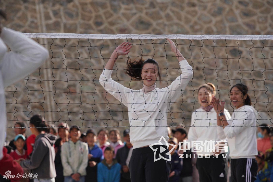 惠若琪携友再赴青海投身公益