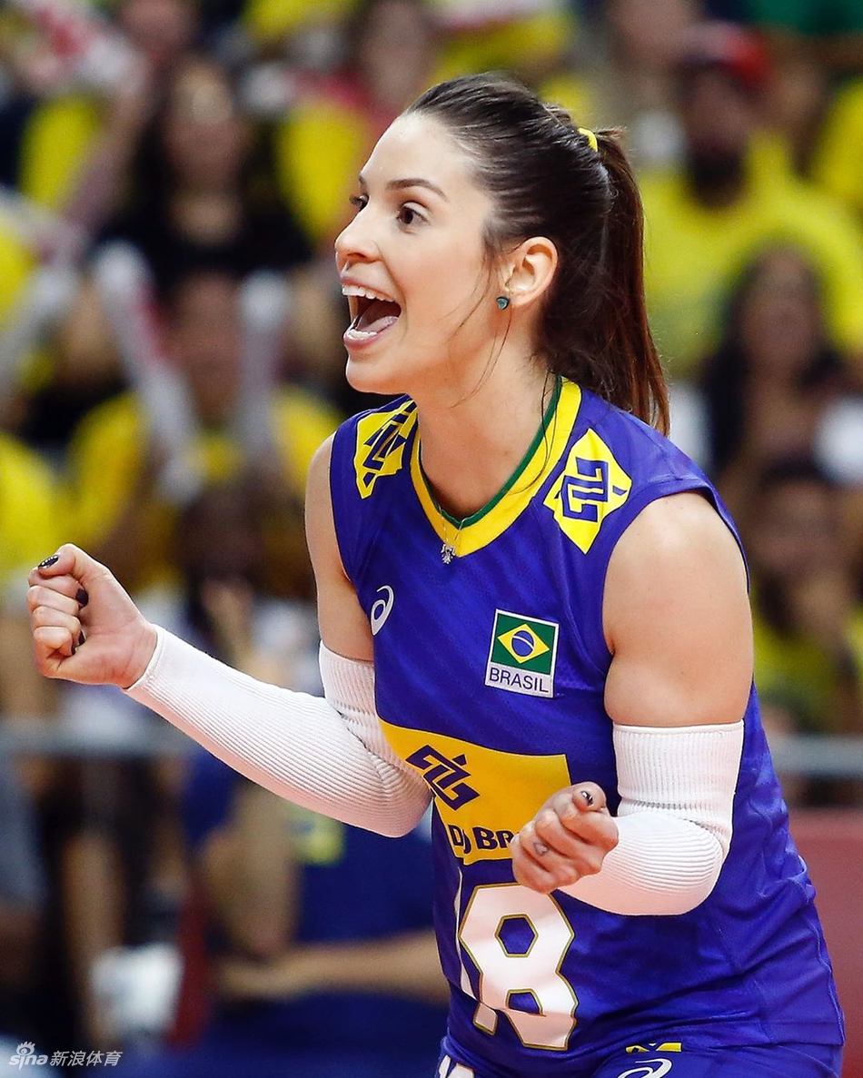 法比亚娜谢拉回归巴西女排首秀