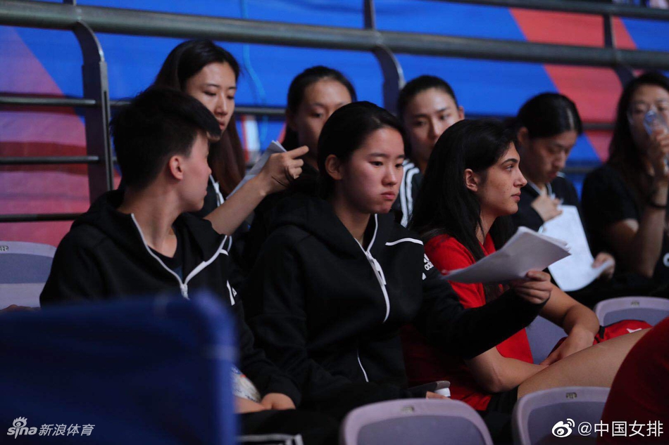 中国女排观战世联决赛意土大战