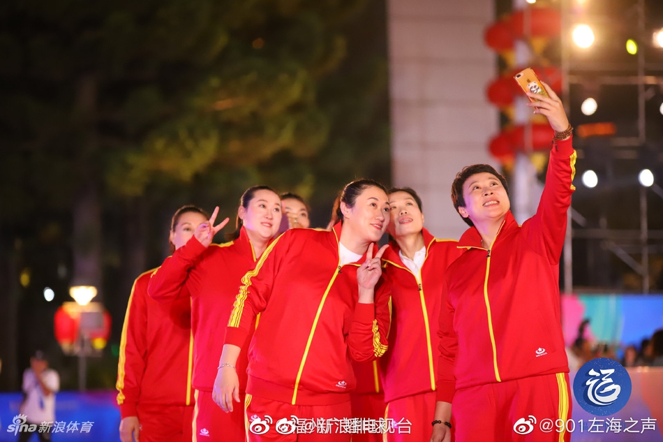 陈可辛与中国女排黄金一代出席活动