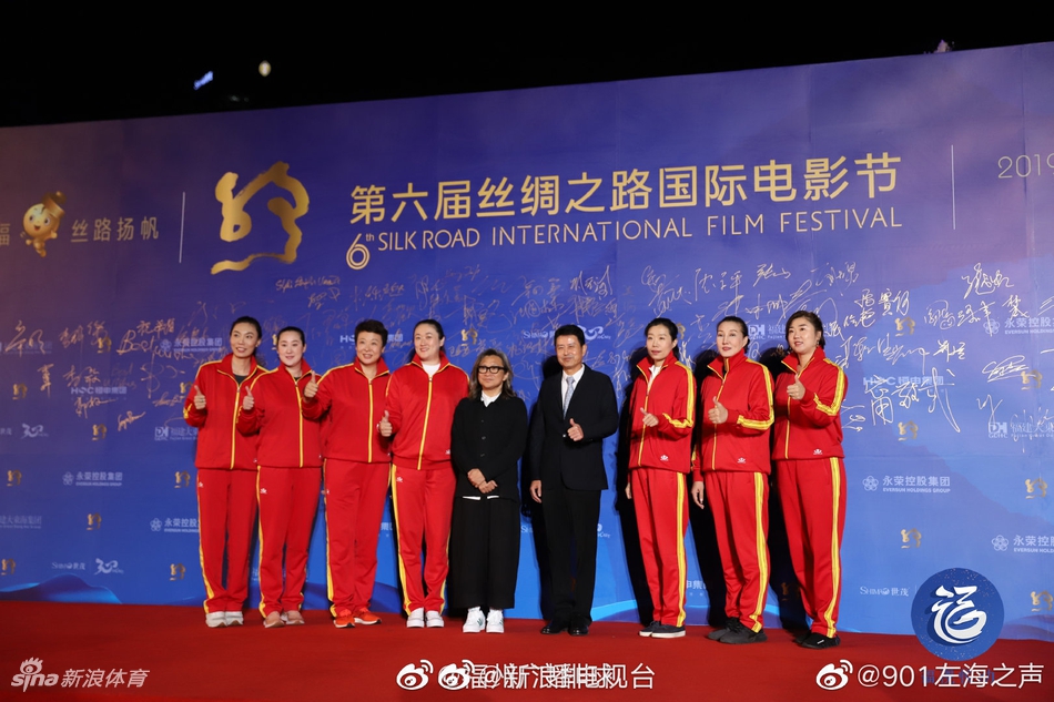 陈可辛与中国女排黄金一代出席活动