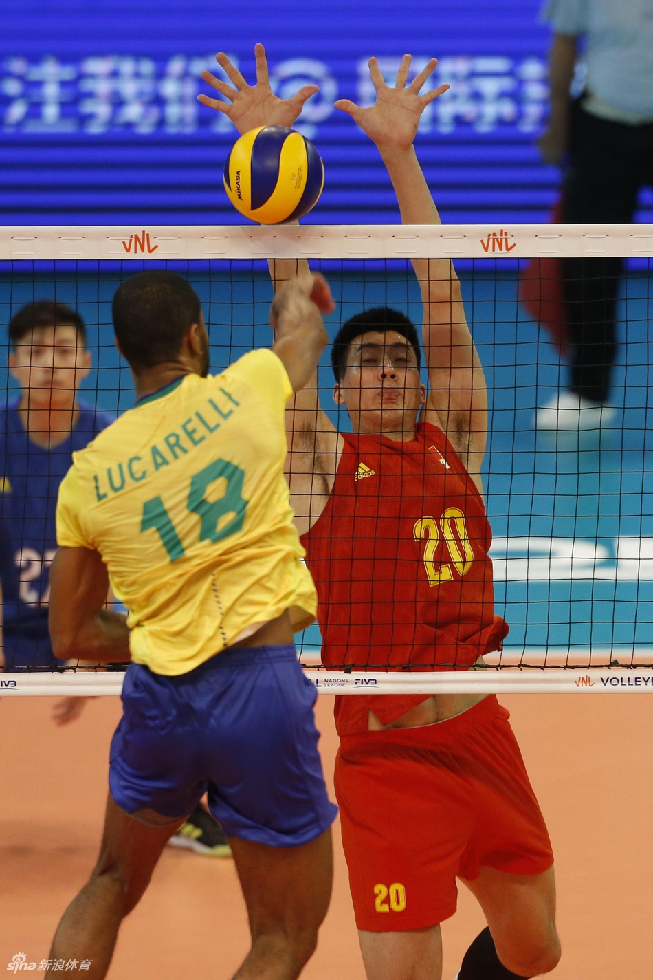 世联中国男排0-3不敌巴西队