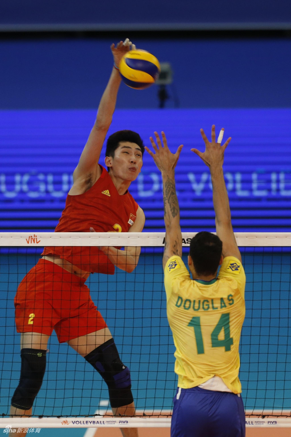 世联中国男排0-3不敌巴西队