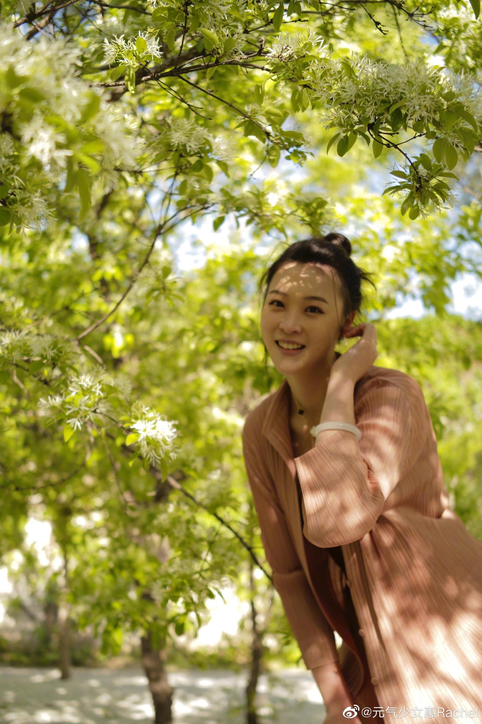 惠若琪春日游园忙里偷闲细弄茶